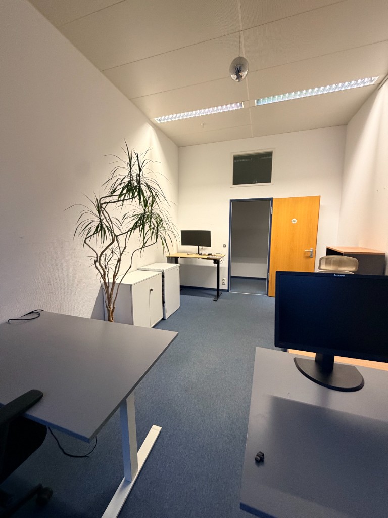 Büro mit Arbeitsplätzen